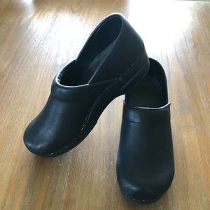 SANITA Classic Closed Clogs in matte black